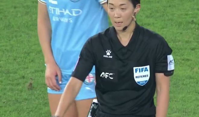  女足亞冠決賽爭議大，加時(shí)漏判點(diǎn)球，禁區(qū)手球未算，三人不滿。